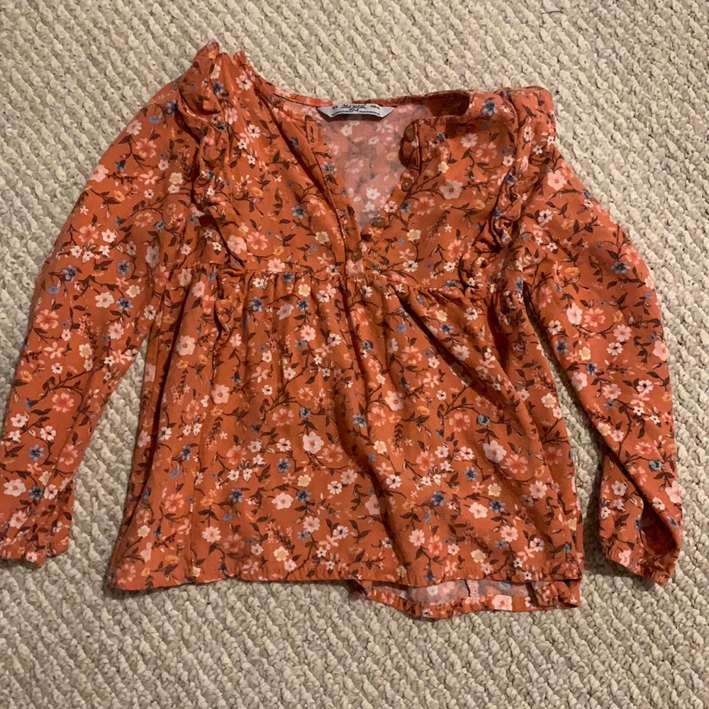 Size 5 girls shirt. Smoke free, pet free home. 🦋